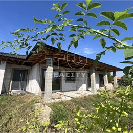 Rozostavaný rodinný dom v štádiu hrubej stavby v obci Tesárske Mlyňany, 745 m2