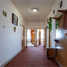 EXKLUZÍVNE!! NOVÁ CENA!!VEĽKÝ POSCHODOVÝ RODINNÝ DOM NA PREDAJ, 987m2, SVINNÁ