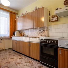 EXKLUZÍVNE!! NOVÁ CENA!!VEĽKÝ POSCHODOVÝ RODINNÝ DOM NA PREDAJ, 987m2, SVINNÁ