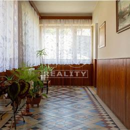 EXKLUZÍVNE!! NOVÁ CENA!!VEĽKÝ POSCHODOVÝ RODINNÝ DOM NA PREDAJ, 987m2, SVINNÁ