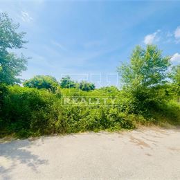 TUreality ponúka na predaj stavebný pozemok s rozlohou vyše 3400 m2, vhodný na stavbu rozľahlejšieho