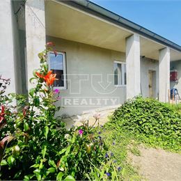 Tureality ponúka na predaj udržiavaný tehlový dom s veľkým pozemkom 1200 m2, 15 km od Piešťan a Topoľčian