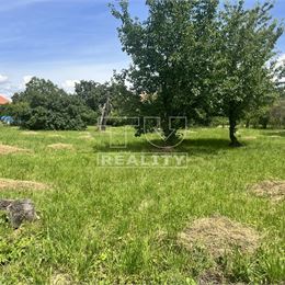 Znížená cena. Na predaj stavebný pozemok v obci Topoľčianky, 1080 m2