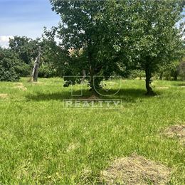 Znížená cena. Na predaj stavebný pozemok v obci Topoľčianky, 1080 m2