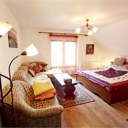 Na predaj dvojgeneračný rodinný dom po rekonštrukcií v podtatranskej obci Veľký Slavkov