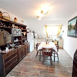 Na predaj dvojgeneračný rodinný dom po rekonštrukcií v podtatranskej obci Veľký Slavkov