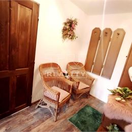 Na predaj dvojgeneračný rodinný dom po rekonštrukcií v podtatranskej obci Veľký Slavkov
