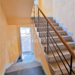 Zníženie !!!Na PREDAJ INVESTIČNÝ BYTOVÝ DOM /600 m2, štyri byty/ v centre mesta Lučenec.