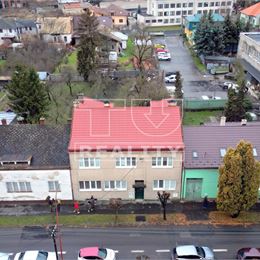 Zníženie !!!Na PREDAJ INVESTIČNÝ BYTOVÝ DOM /600 m2, štyri byty/ v centre mesta Lučenec.