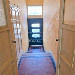 Zníženie !!!Na PREDAJ INVESTIČNÝ BYTOVÝ DOM /600 m2, štyri byty/ v centre mesta Lučenec.