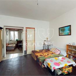 Zníženie !!!Na PREDAJ INVESTIČNÝ BYTOVÝ DOM /600 m2, štyri byty/ v centre mesta Lučenec.