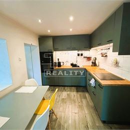 TUreality ponúka na predaj 3-izbový rodinný dom -110 m², na pozemku 329 m² - v obci Veľká Budafa (Holice).