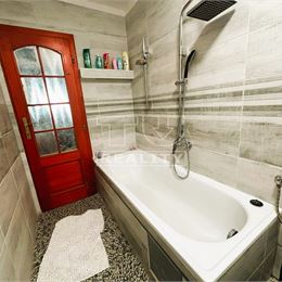 TUreality ponúka na predaj 3-izbový rodinný dom -110 m², na pozemku 329 m² - v obci Veľká Budafa (Holice).