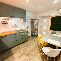 TUreality ponúka na predaj 3-izbový rodinný dom -110 m², na pozemku 329 m² - v obci Veľká Budafa (Holice).