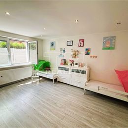 TUreality ponúka na predaj 3-izbový rodinný dom -110 m², na pozemku 329 m² - v obci Veľká Budafa (Holice).