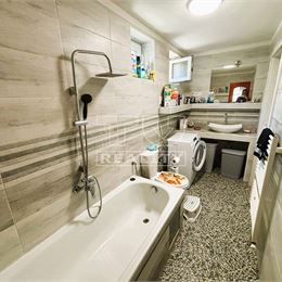 TUreality ponúka na predaj 3-izbový rodinný dom -110 m², na pozemku 329 m² - v obci Veľká Budafa (Holice).