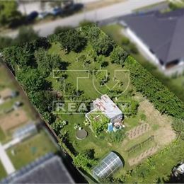IBA U NÁS!!! SLNEČNÝ STAVEBNÝ POZEMOK O ROZLOHE 1015m2, TRENČÍN - ORECHOVÉ