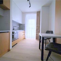 1-IZBOVÝ BYT V NOVOSTAVBE, TEHLA, BALKÓN, SÚKROMNÉ PARKOVACIE MIESTO