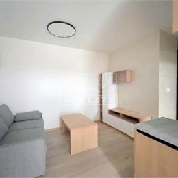 1-IZBOVÝ BYT V NOVOSTAVBE, TEHLA, BALKÓN, SÚKROMNÉ PARKOVACIE MIESTO