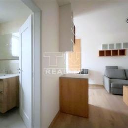 1-IZBOVÝ BYT V NOVOSTAVBE, TEHLA, BALKÓN, SÚKROMNÉ PARKOVACIE MIESTO