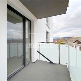 1-IZBOVÝ BYT V NOVOSTAVBE, TEHLA, BALKÓN, SÚKROMNÉ PARKOVACIE MIESTO