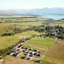 STAVEBNÝ POZEMOK UMIESTNENÝ UPROSTRED NÁDHERNEJ OKOLITEJ PRÍRODY NA LIPTOVE