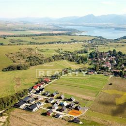 STAVEBNÝ POZEMOK UMIESTNENÝ UPROSTRED NÁDHERNEJ OKOLITEJ PRÍRODY NA LIPTOVE