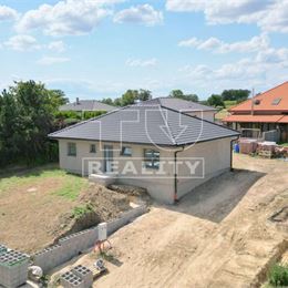 ZNÍŽENÁ CENA...Na predaj novostavba 4-izbového rodinného domu v obci Svätoplukovo