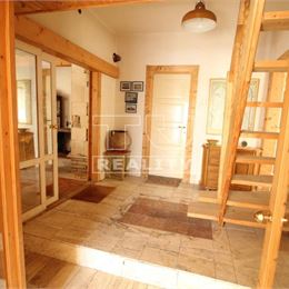 NA PREDAJ VEĽMI ZAUJÍMAVÝ VIDIECKY DOMČEK NA LIPTOVE - V PODTATRANSKEJ OBCI PRIBYLINA