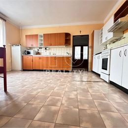 NA PREDAJ 5-IZBOVÝ RODINNÝ DOM S TERASOU NA STRECHE, 423m2, ČASTKOVCE