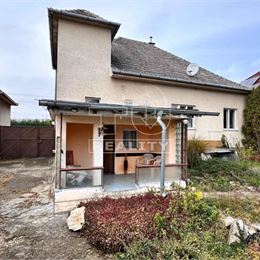 NA PREDAJ 5-IZBOVÝ RODINNÝ DOM S TERASOU NA STRECHE, 423m2, ČASTKOVCE
