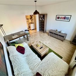 Na predaj 3i byt prerobený z 2-izbového v obľúbenej časti Petržalky na Furdekovej ulici, 55 m2