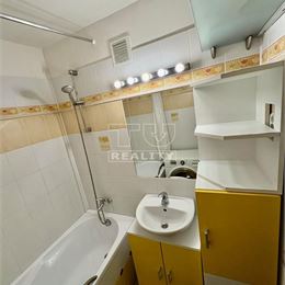 Na predaj 3i byt prerobený z 2-izbového v obľúbenej časti Petržalky na Furdekovej ulici, 55 m2