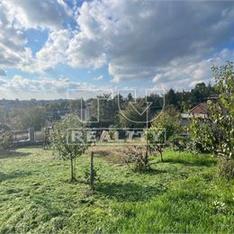 !!!JEDINEČNÁ PONUKA!!! Rodinný dom s veľkým pozemkom tichej lokalite centra mesta Levice. 1104m2