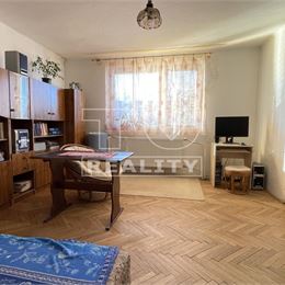 !!!JEDINEČNÁ PONUKA!!! Rodinný dom s veľkým pozemkom tichej lokalite centra mesta Levice. 1104m2