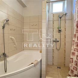 !!!JEDINEČNÁ PONUKA!!! Rodinný dom s veľkým pozemkom tichej lokalite centra mesta Levice. 1104m2