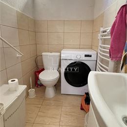 !!!JEDINEČNÁ PONUKA!!! Rodinný dom s veľkým pozemkom tichej lokalite centra mesta Levice. 1104m2