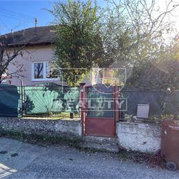 !!!JEDINEČNÁ PONUKA!!! Rodinný dom s veľkým pozemkom tichej lokalite centra mesta Levice. 1104m2