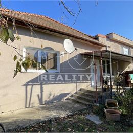 !!!JEDINEČNÁ PONUKA!!! Rodinný dom s veľkým pozemkom tichej lokalite centra mesta Levice. 1104m2