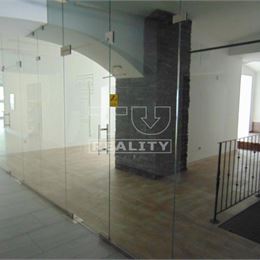 Obchodný priestor na prenájom v lukratívnej polyfunkčnej budove na námestí v Poprade