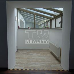 Obchodný priestor na prenájom v lukratívnej polyfunkčnej budove na námestí v Poprade