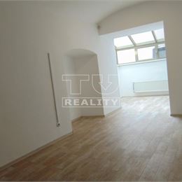 Obchodný priestor na prenájom v lukratívnej polyfunkčnej budove na námestí v Poprade