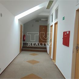 Obchodný priestor na prenájom v lukratívnej polyfunkčnej budove na námestí v Poprade