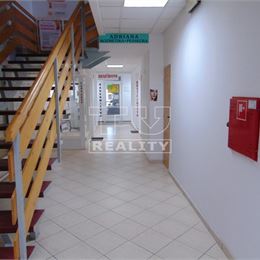 Obchodný priestor na prenájom v lukratívnej polyfunkčnej budove na námestí v Poprade