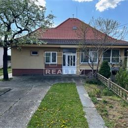 4 izb.RD 128 m2, pozemok 2748 m2 Močenok