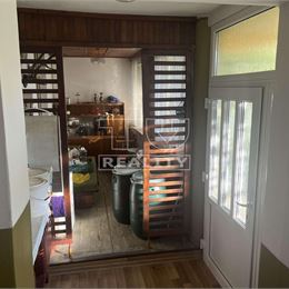 4 izb.RD 128 m2, pozemok 2748 m2 Močenok