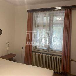 4 izb.RD 128 m2, pozemok 2748 m2 Močenok