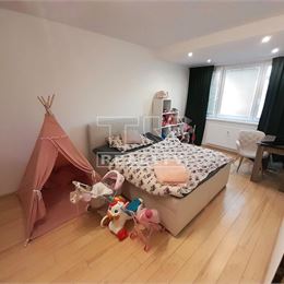 IBA U NÁS 3-IZBOVÝ BYT HLOHOVEC 83m2 + 16m2 terasa