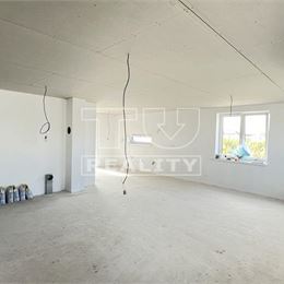 PREDANÉ: Rozľahlý 4 izbový bungalov s garážou, Topoľnica Narias