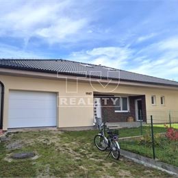Na predaj priestranný bungalov s obytným podkrovím v obci Nitrianske Pravno